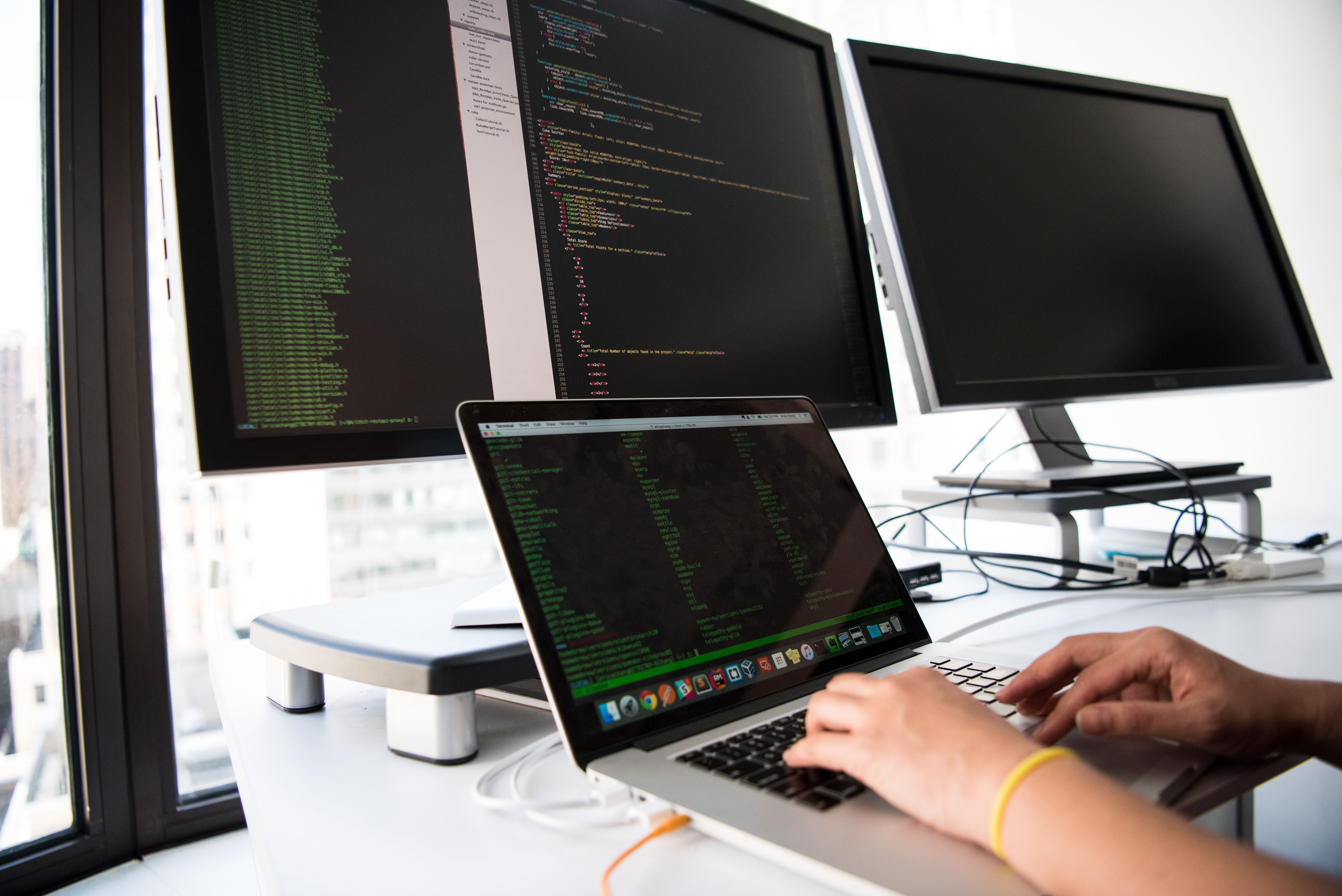 Custom Software vs Off-the-Shelf Software: Which Is Better?